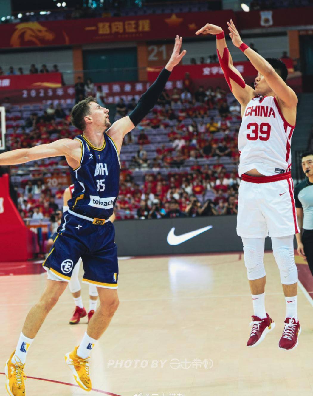 球员表现亮眼，中国篮球职业联赛引发热议的简单介绍