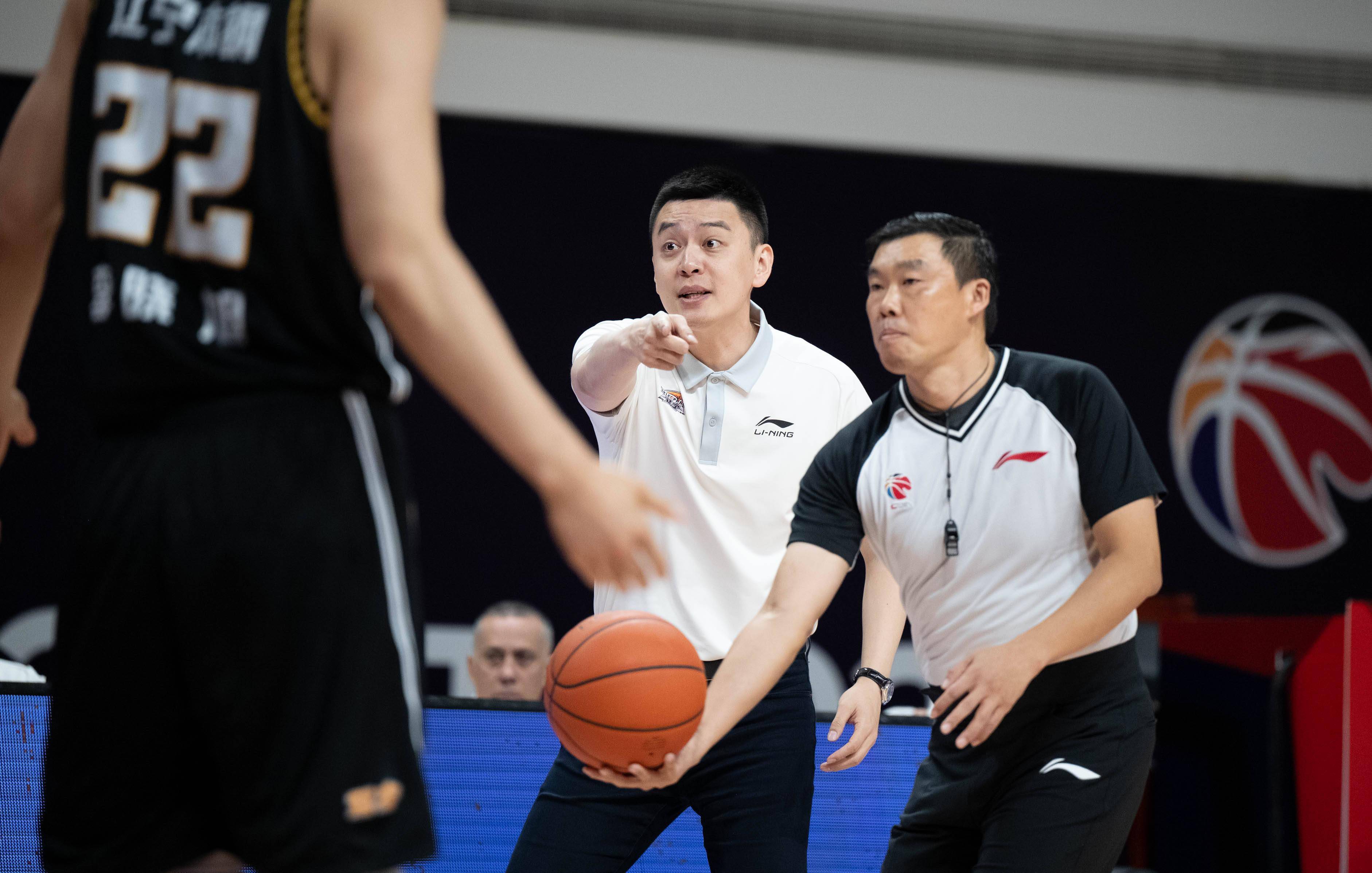 包含国际知名篮球教练造访非洲联赛，传授经验技巧的词条