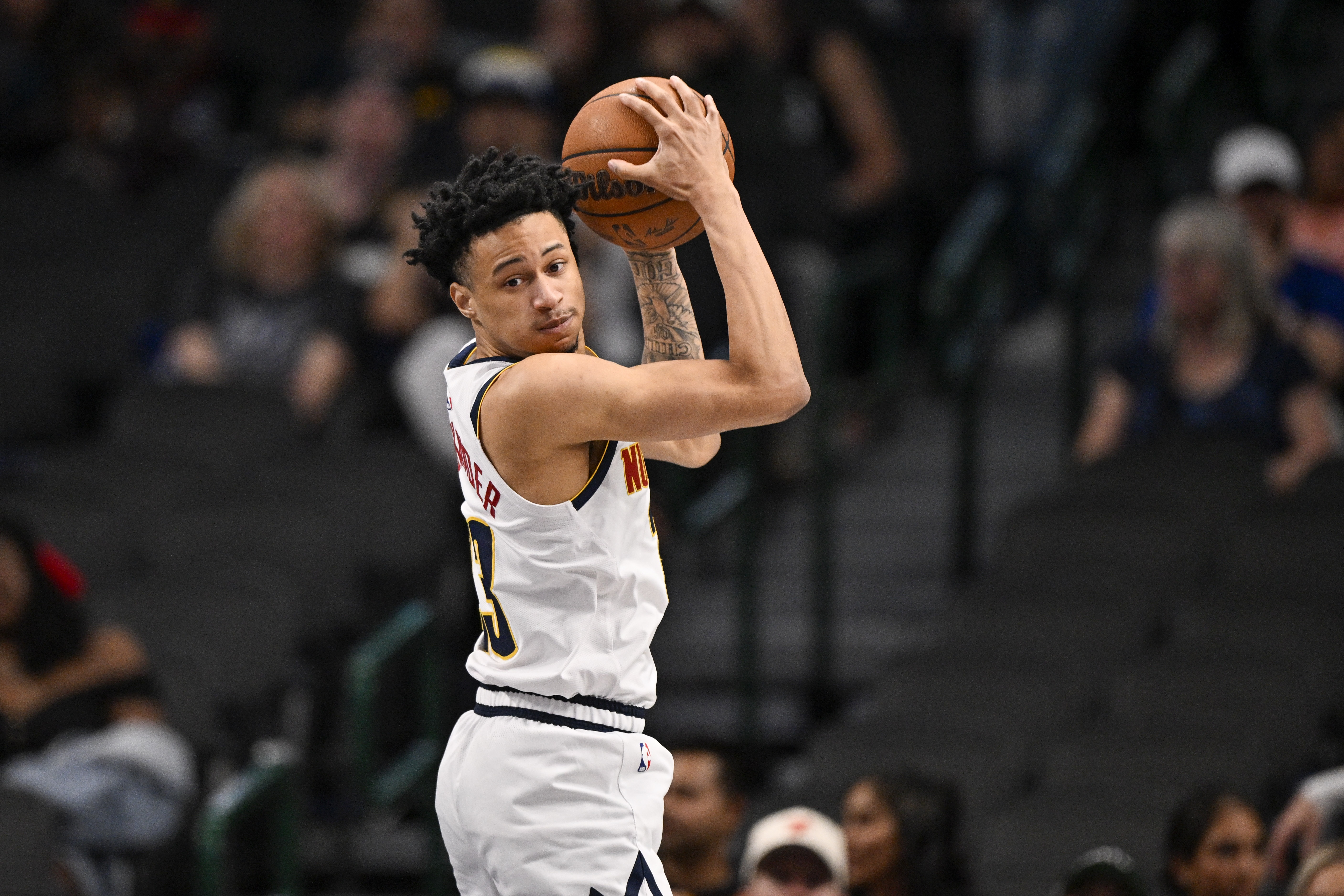 篮球巨星在海外比赛中积极斗志