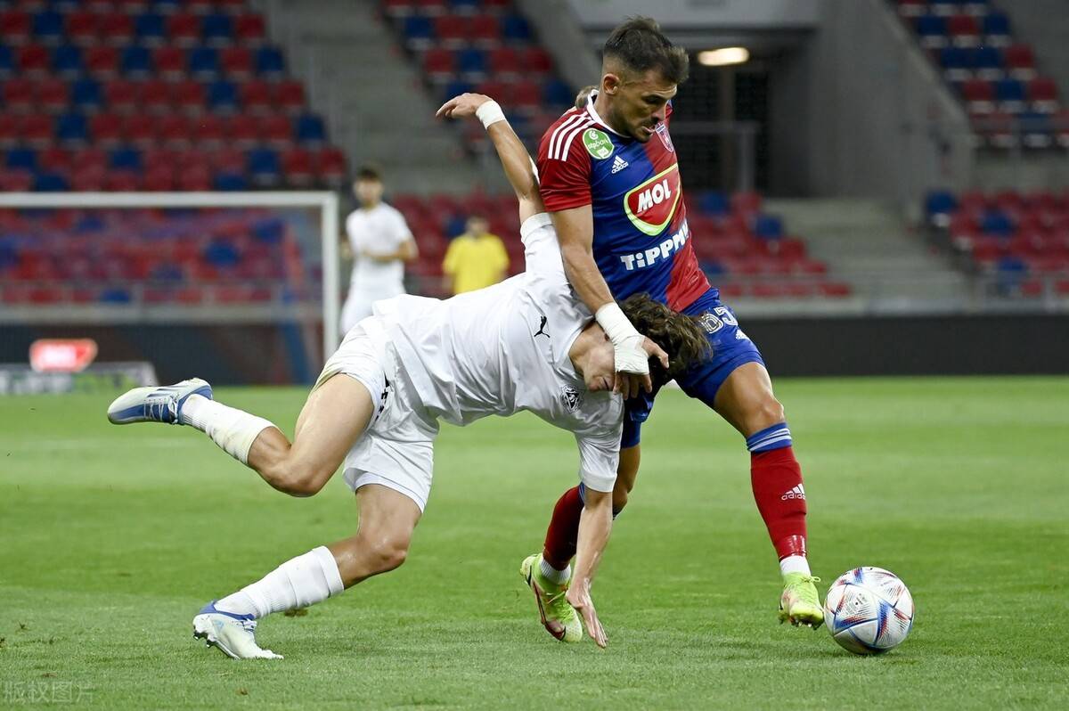 关于瑞典客场险胜拉脱维亚，小组领跑的信息