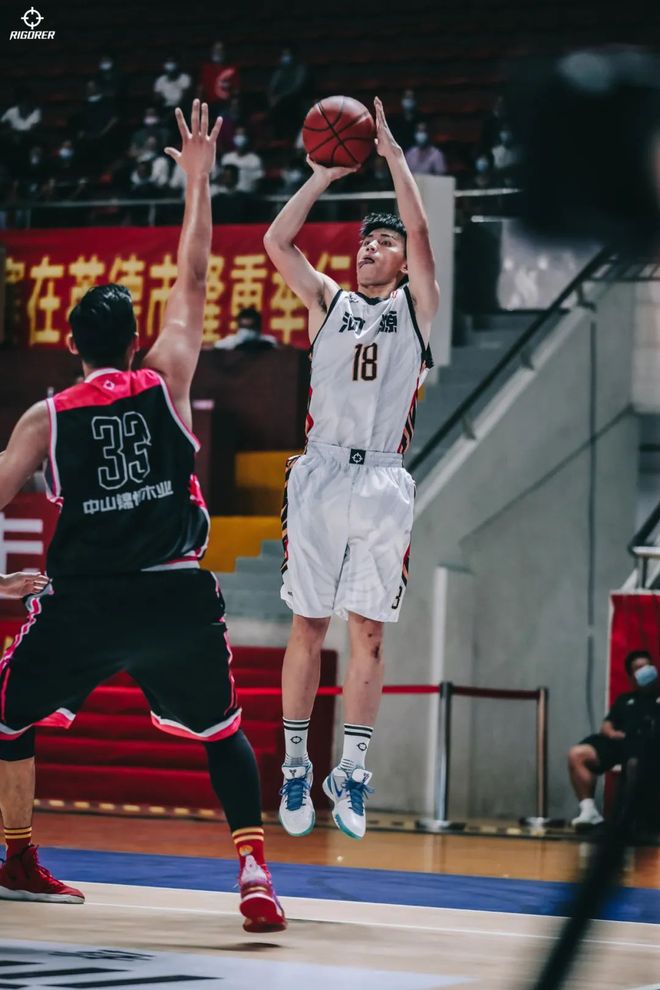 深圳队难以抵挡广州队猛烈攻势 深圳队难以抵挡广州队猛烈攻势