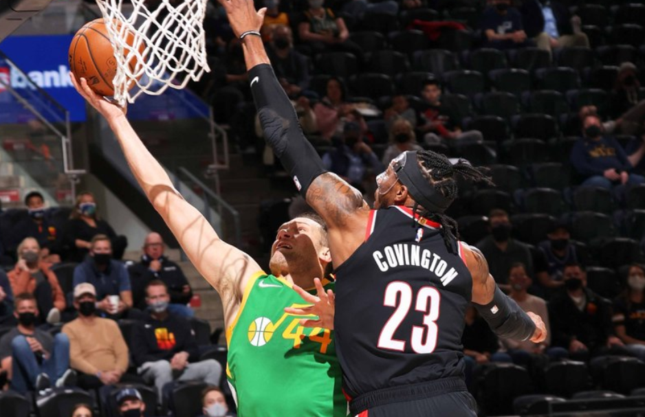 包含湖人完胜猛龙，萨姆·米切尔一己之力扛起全队的词条