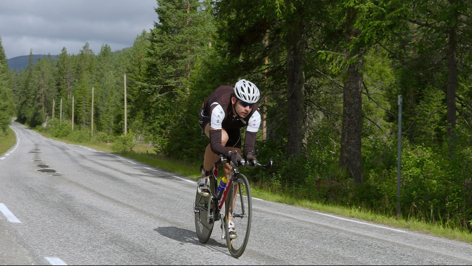 赛道上的逆袭，红牛二队险胜红牛车队，勒克莱尔点燃赛场